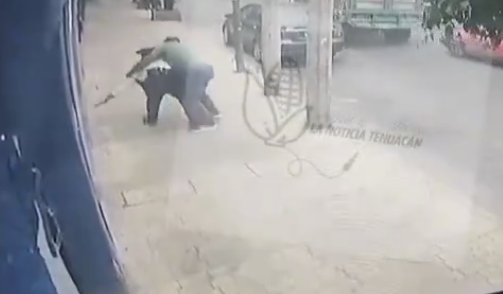 VIDEO: Conductor protagoniza forcejeo con agente de Tránsito en Tehuacán y desata polémica en redes