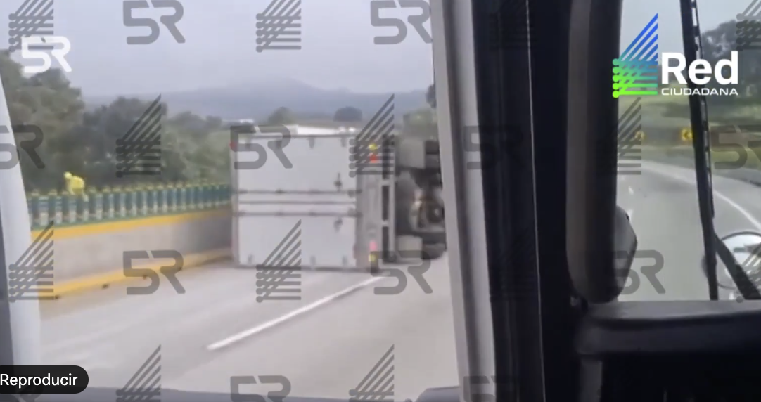 Volcadura de tráiler paraliza carril en la México-Puebla rumbo a CDMX