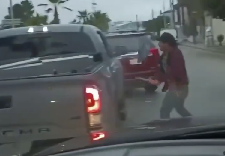 VIDEO: Con hacha y martillo, violenta pelea entre automovilistas en la Garita de Otay, Tijuana
