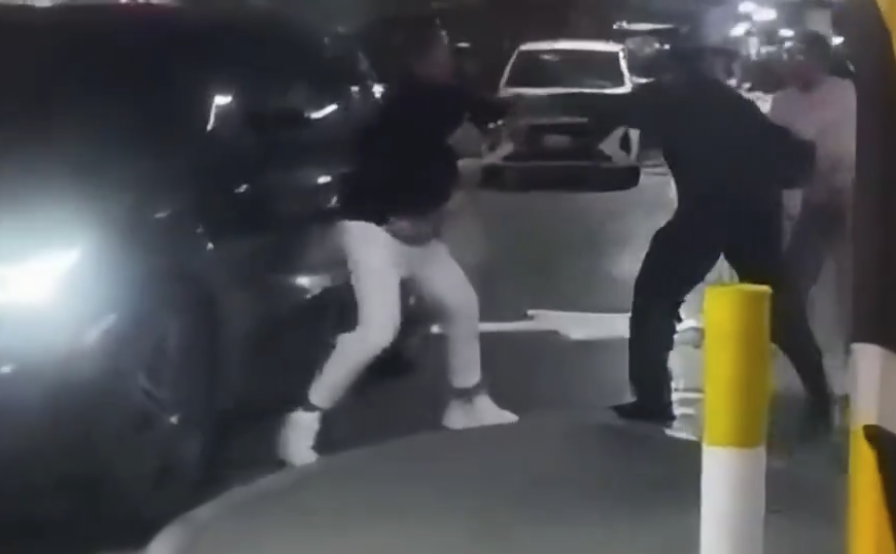 VIDEO: Choque menor desata pelea campal en estacionamiento de Angelópolis, Puebla