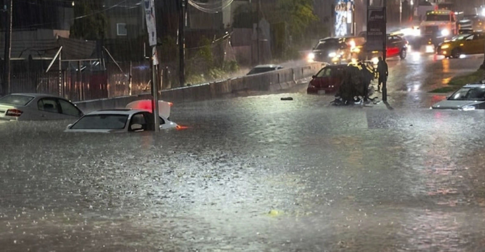 Lluvias en Puebla desatan caos vial y dejan autos varados en plena capital