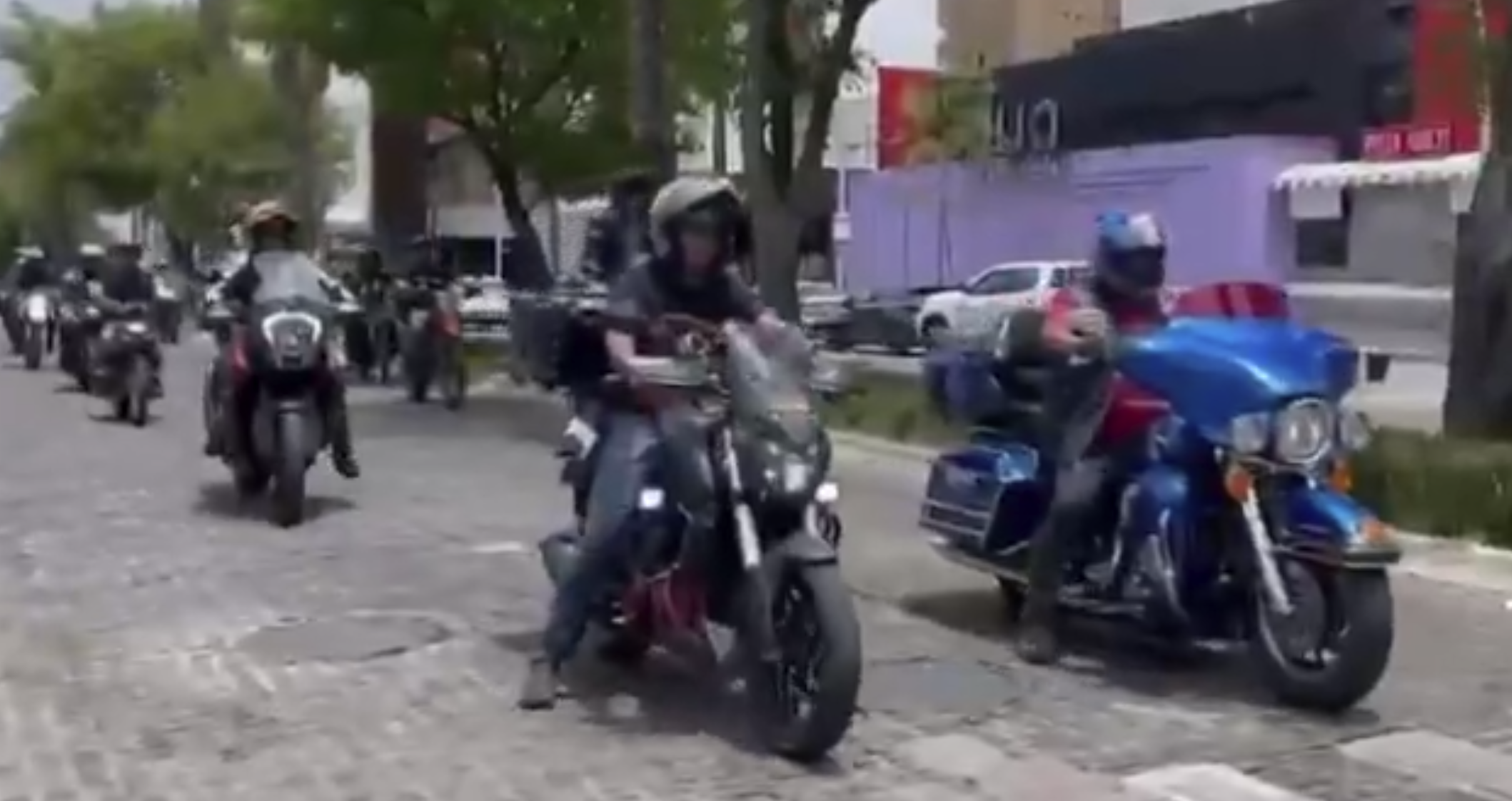 Motociclistas bloquean calles de Puebla en protesta contra la Ley Casco y su polémico engomado