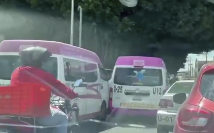 Por ganar el pasaje: Choque entre dos unidades de la misma ruta expone caos y riesgos en transporte público de Puebla