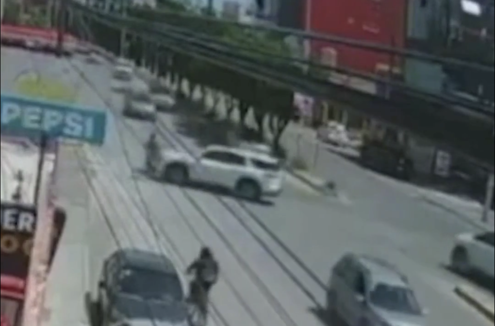 VIDEO: Conductor arrolla a motociclista y huye en Calzada Zavaleta