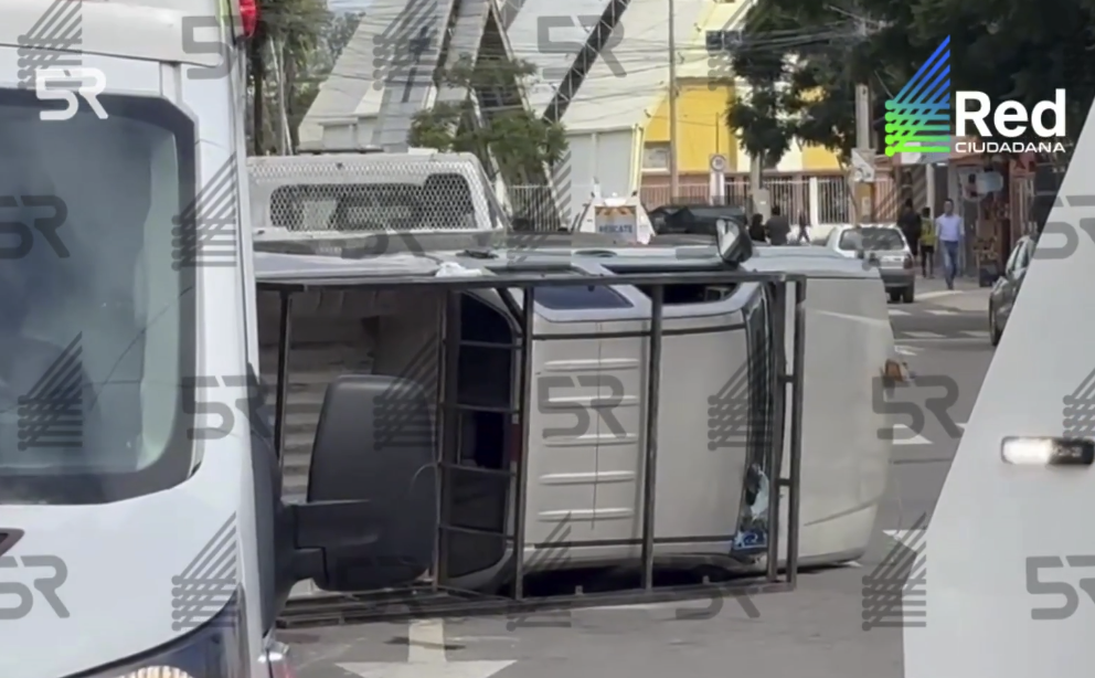 VIDEO: Aparatoso choque en Loma Bella deja cuatro heridos y una camioneta volcada