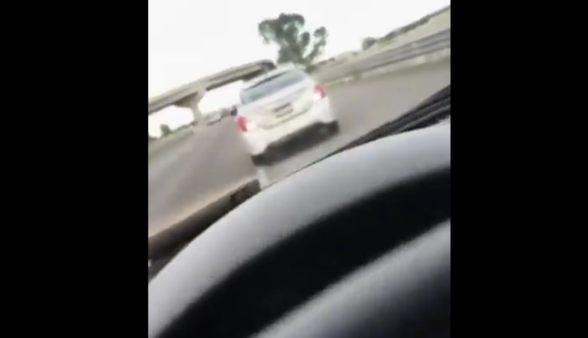 VIDEO: poblano loco conduce en reversa sobre autopista, choca tres veces a automovilista y escapa