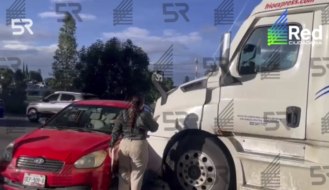 VIDEO: Choque entre tráiler y automóvil paraliza la México-Puebla a la altura de La María