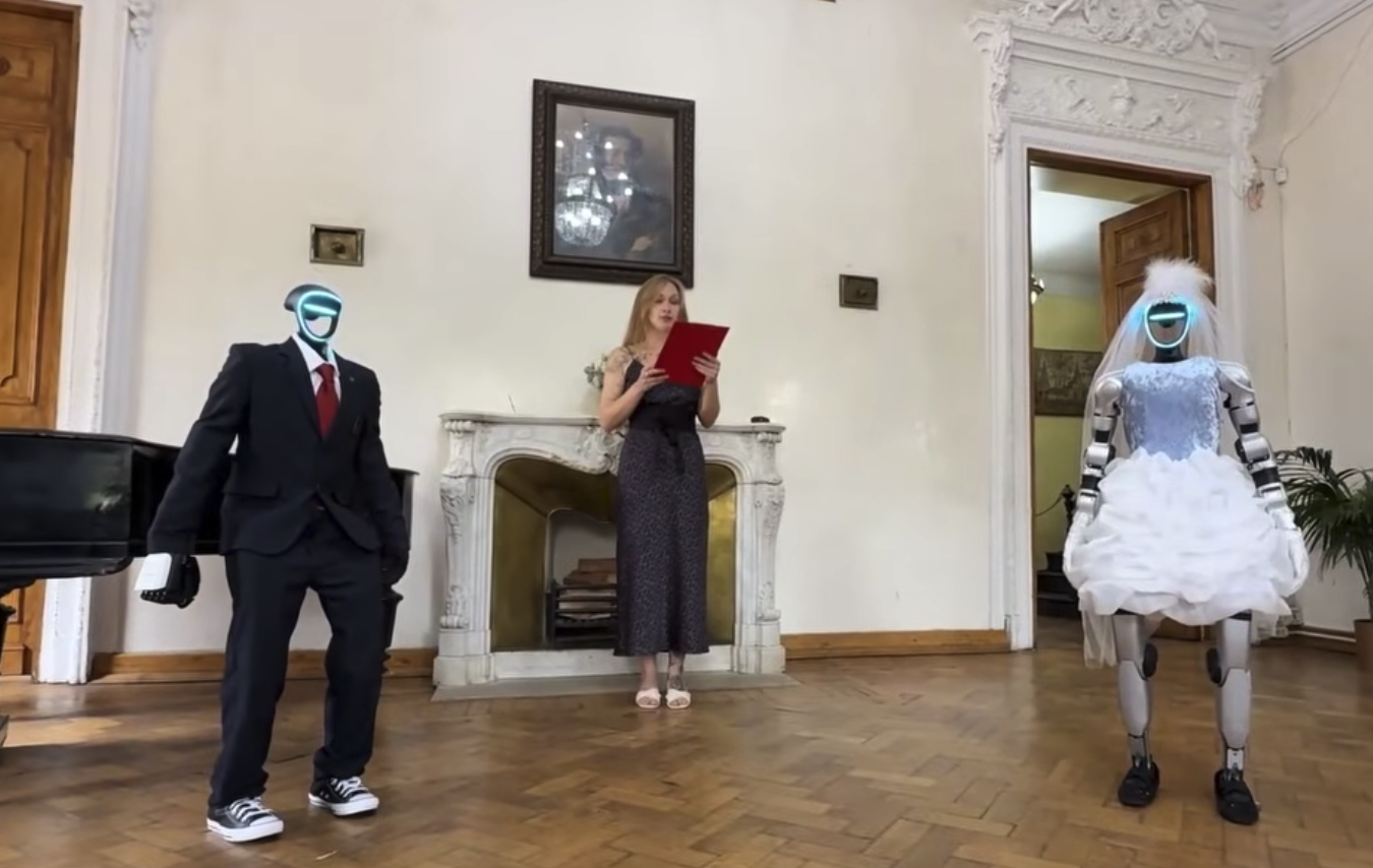 VIDEO: Así fue la primera boda entre robots humanoides en Moscú
