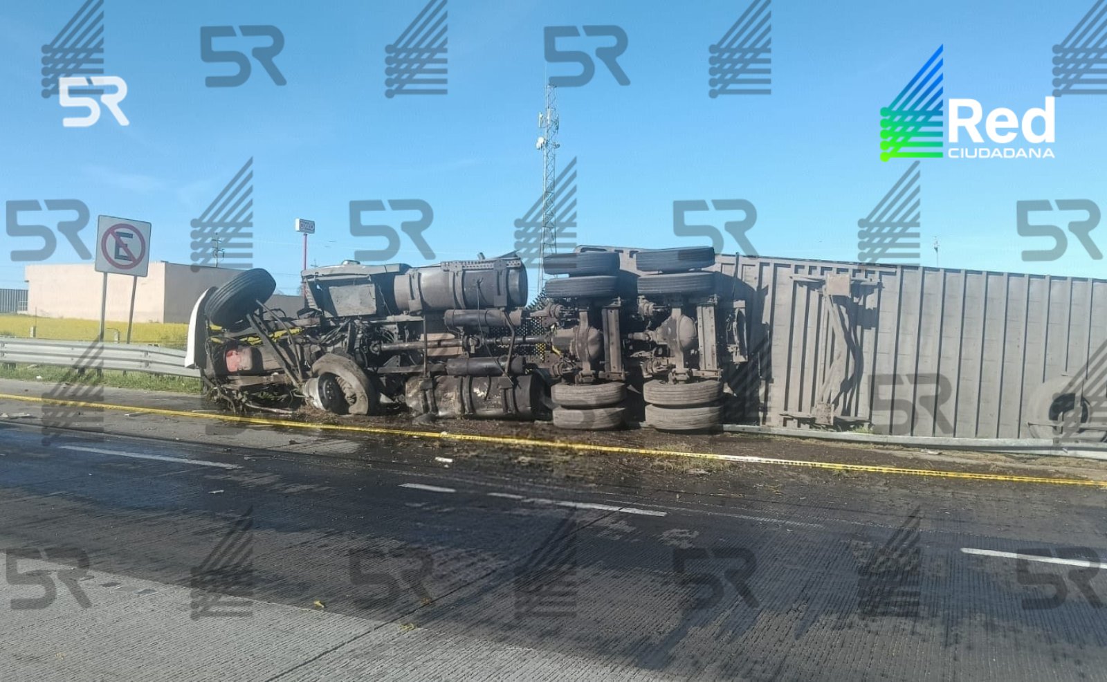 Muere operador de tráiler tras aparatosa volcadura en el Arco Norte: caos vial y riesgo latente