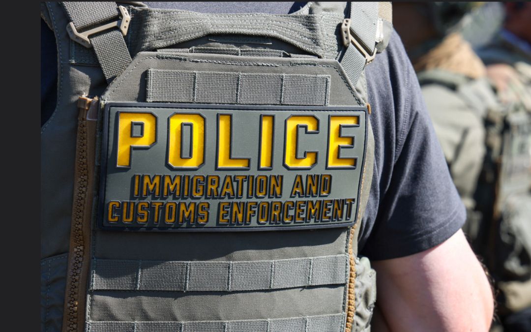 Ataque a balazos contra oficinas de ICE en Phoenix desata alarma y FBI investiga
