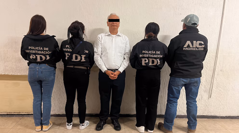 VIDEO: Esposado y sometido, así llegó al Ministerio Público el exdirector de Pemex que golpeó a su mujer