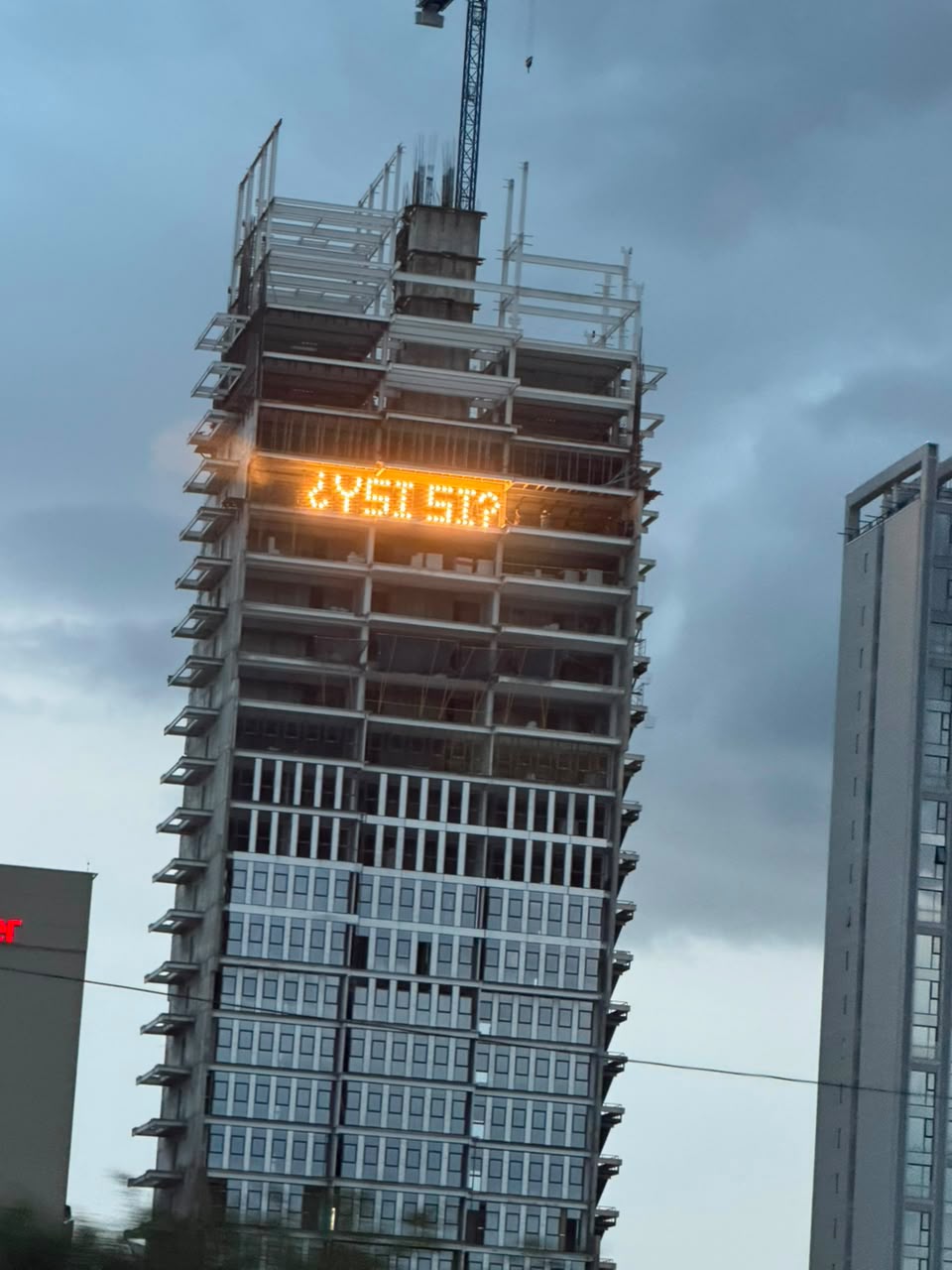 “Y si sí”: edificio Valda se suma a la fiebre mundialista e ilumina su fachada para apoyar a México