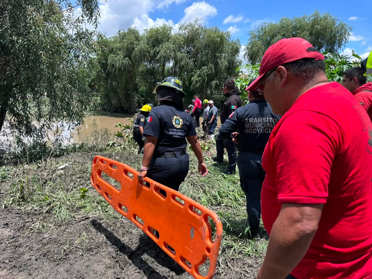 Tres mujeres muertas en patrulla arrastrada por desbordamiento en Ocoyucan; policía sigue desaparecido