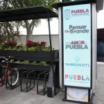 Motociclistas bloquean calles de Puebla en protesta contra la Ley Casco y su polémico engomado