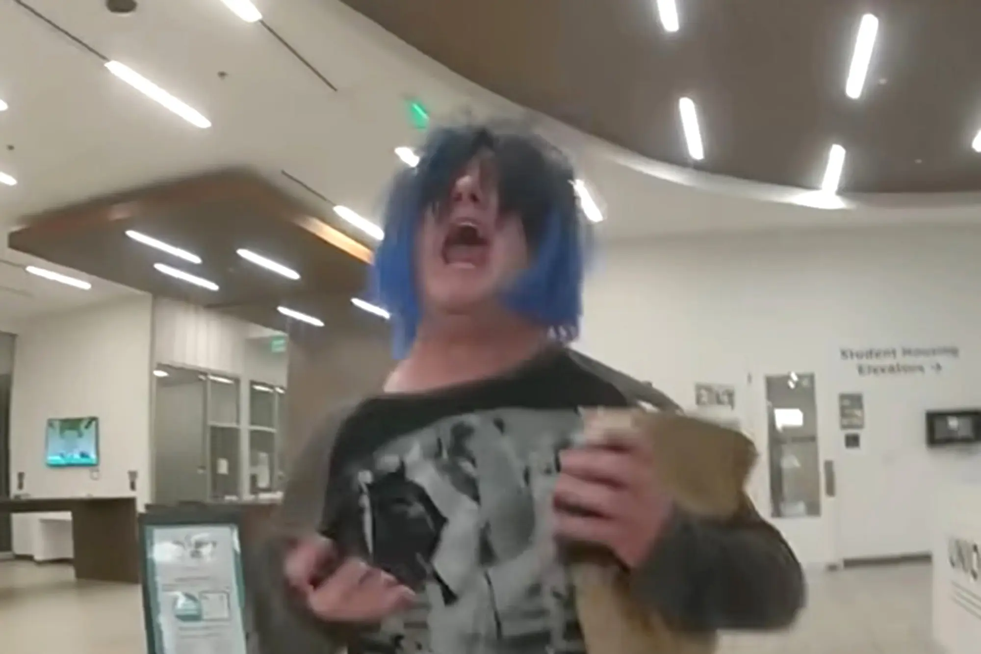 VIDEO: Estudiante de Florida detenido tras confrontación violenta por “uso incorrecto de pronombres” en campus universitario