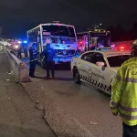 VIDEO: Hombre muere electrocutado en calle inundada de Caborca; policía casi sufre la misma suerte