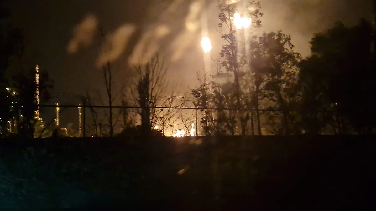 Incendio en refinería de Salamanca: Pemex culpa a lluvia torrencial atípica por conato que alarmó a vecinos