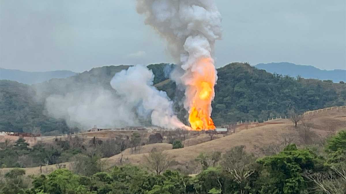 Pozo de PEMEX en Veracruz arde sin control tras más de 130 días de fuga e incendio