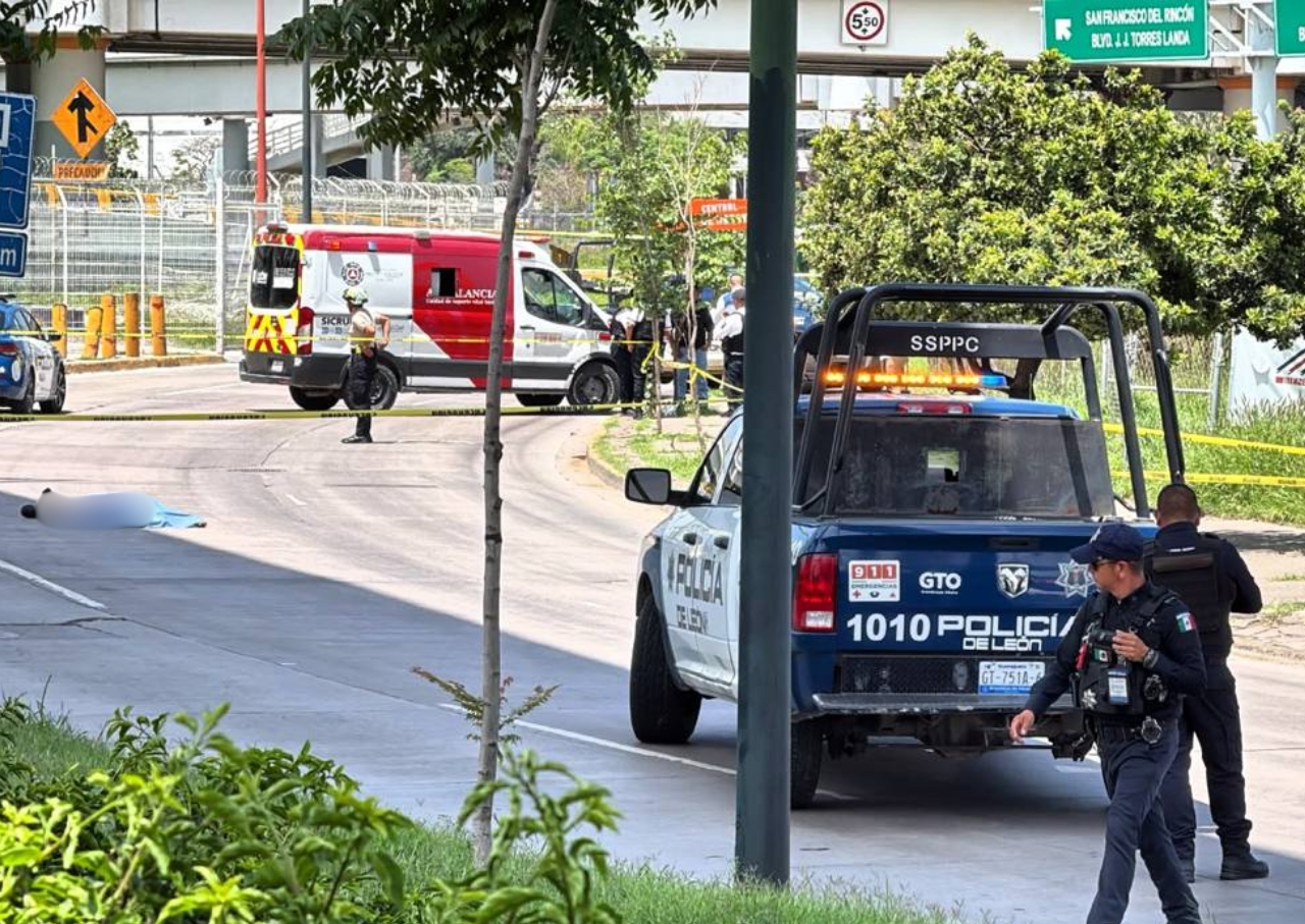 VIDEO: Policía Vial de León muere tras saltar del puente del libramiento José María Morelos; todo quedó grabado