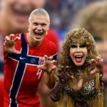 Fans de Taylor Swift convierten basura de su boda en objetos de colección: ¿hasta dónde llega la obsesión?