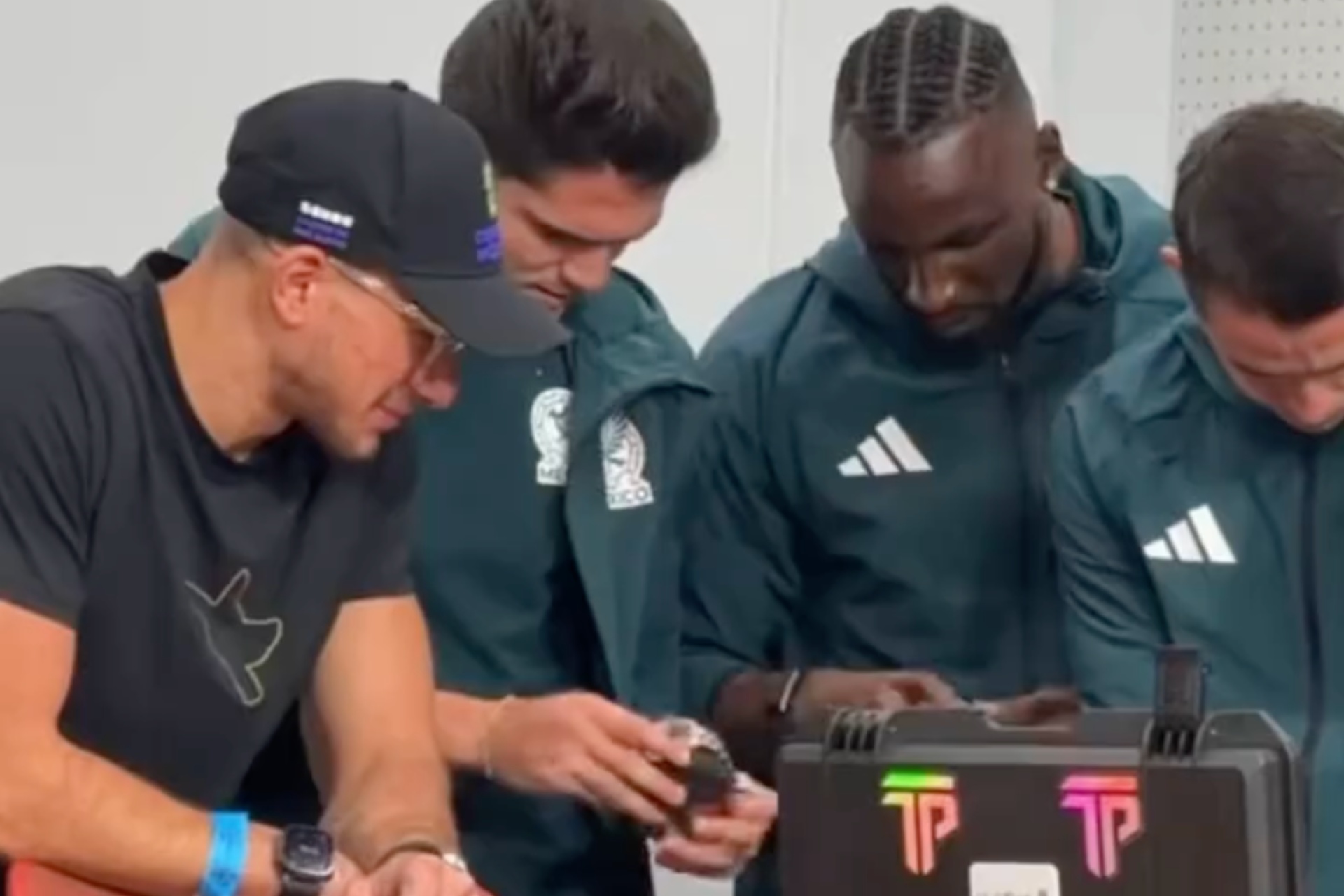 VIDEO: Steve Will Do It sorprende a la Selección Mexicana con relojes Rolex tras apuesta millonaria